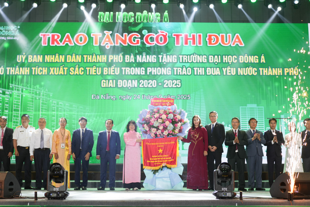 lãnh đạo thành phố cũng trao tặng Trường Đại học Đông Á Cờ thi đua của UBND thành phố Đà Nẵng