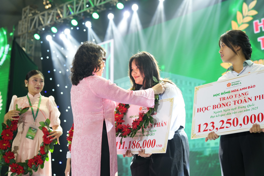 Trường Đại học Đông Á dành Quỹ học bổng Hoa Anh Đào với tổng trị giá lên đến hơn 43 tỷ đồng để trao các suất học bổng tài năng và khuyến học