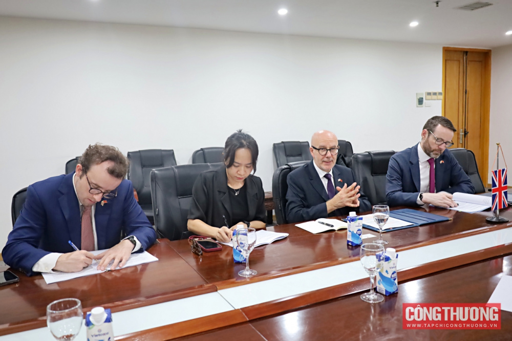 Thứ trưởng Phan Thị Thắng tiếp và làm việc với Đặc phái viên thương mại của Thủ tướng Anh