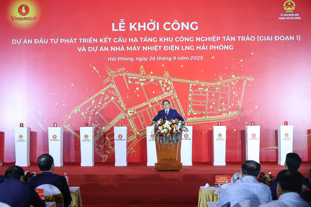 Thủ tướng Phạm Minh Chính đánh giá hai dự án được khởi công có ý nghĩa rất quan trọng trong bối cảnh chúng ta đang đẩy mạnh tái cơ cấu nền kinh tế, đổi mới mô hình tăng trưởng, phát triển dựa trên kinh tế xanh, kinh tế số, khoa học công nghệ, đổi mới sáng tạo