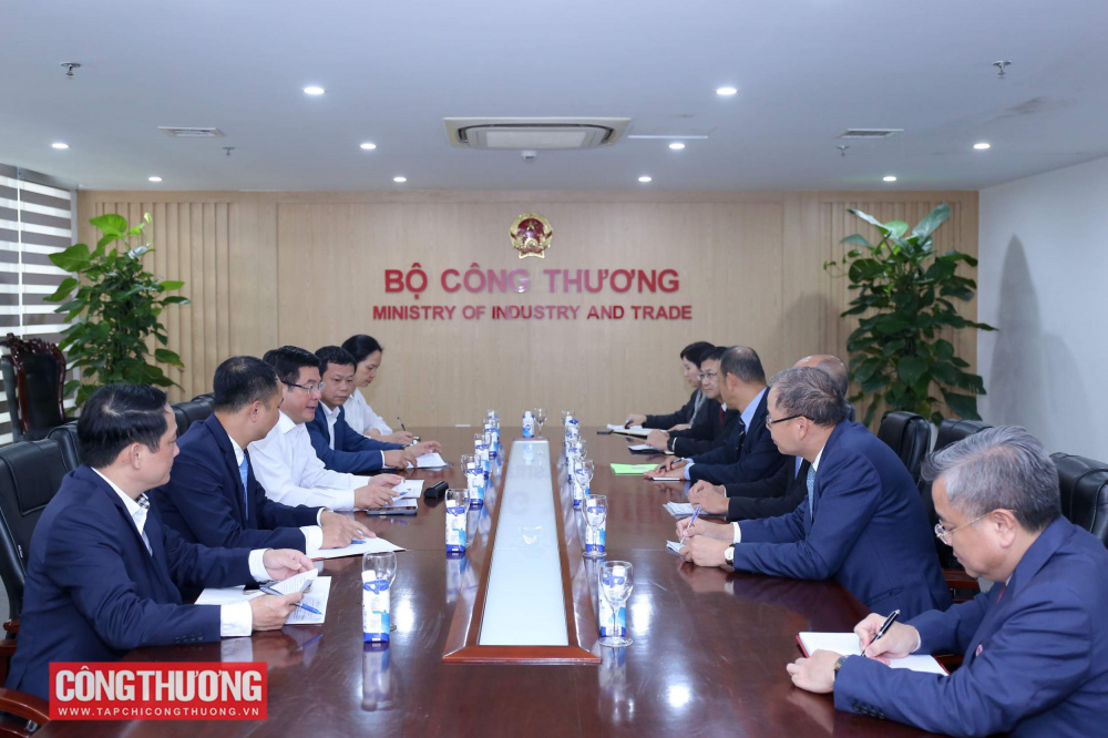 Bộ trưởng Bộ Công Thương Nguyễn Hồng Diên tiếp ông Tiền Quốc Hào - Chủ tịch Công ty Toyota châu Á, kiêm Phó Giám đốc điều hành Toyota phụ trách khu vực châu Á