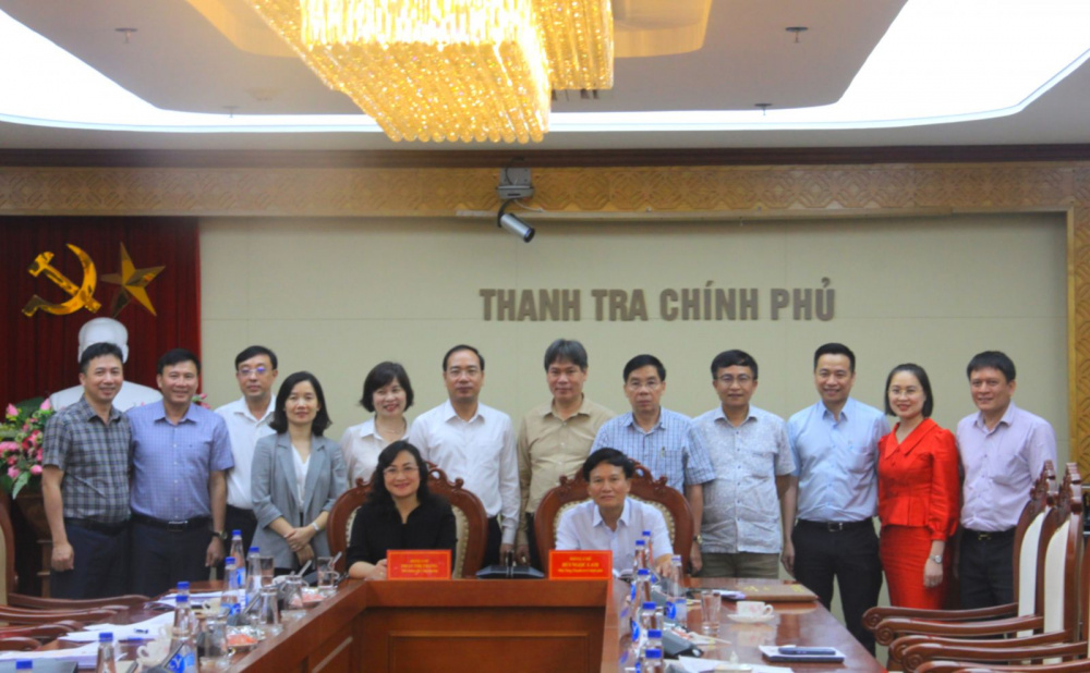 Thứ trưởng Bộ Công Thương Phan Thị Thắng và Phó Tổng Thanh tra Chính phủ Bùi Ngọc Lam ký kết biên bản bàn giao Thanh tra Bộ về Thanh tra Chính phủ ngày 6/5/2025