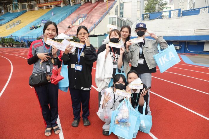 Tân sinh viên hào hứng checkin trong ngày hội