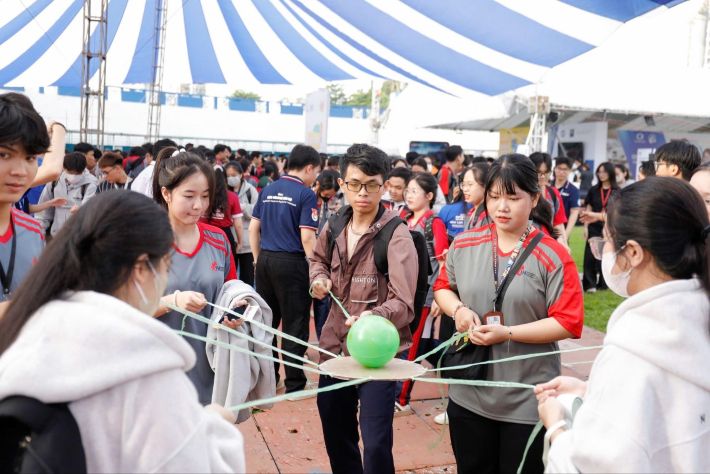 Sinh viên hào hứng tham gia các hoạt động trong Ngày hội chào Tân sinh viên