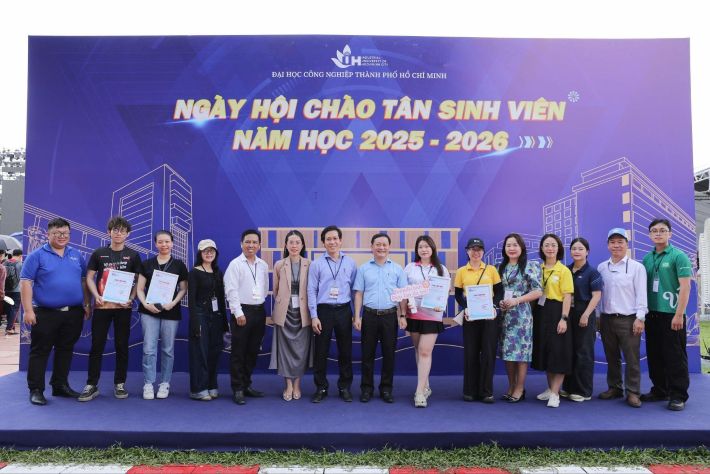 Thầy Nguyễn Xuân Hông - Phó Hiệu trưởng, Trưởng Ban Tổ chức ngày hội trao Thư cảm ơn cho các nhà tài trợ, đơn vị đồng hành
