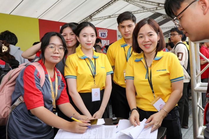       Tân sinh viên hào hứng checkin trong ngày hội