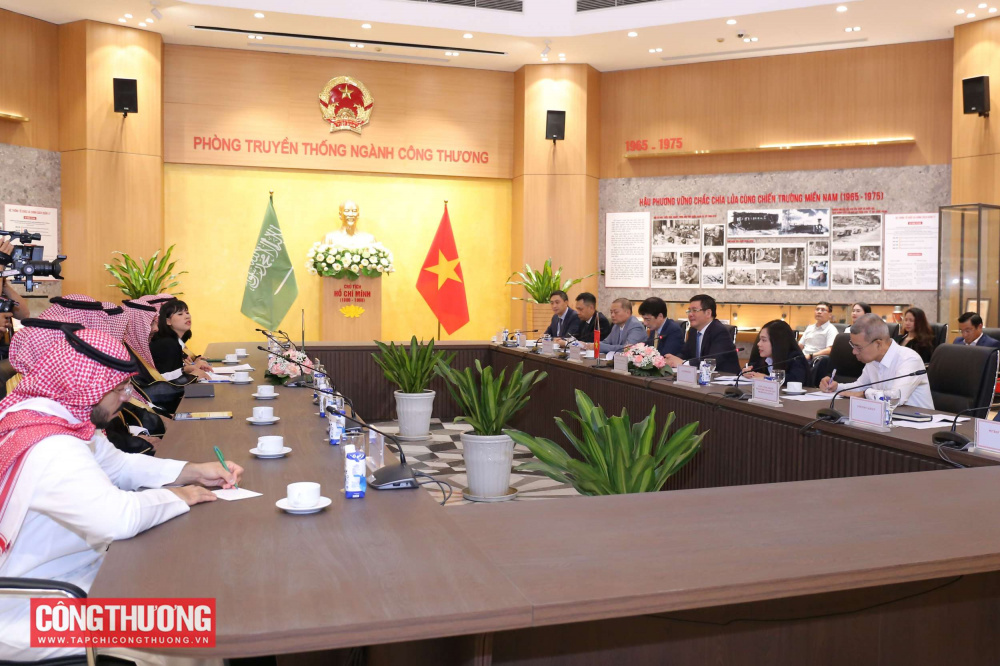 Bộ trưởng Bộ Công Thương Việt Nam Nguyễn Hồng Diên tiếp Bộ trưởng Bộ Công nghiệp và Khoáng sản Ả-rập Xê-út Bandar Alkhorayef