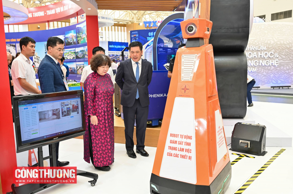 Dù đã được đưa vào vận hành thực tế từ năm 2022, robot tự động của Công ty Thủy điện Sơn La lần đầu được "ra mắt" công chúng tại triển lãm thành tựu quốc gia nhân dịp kỷ niệm 80 năm Ngày Quốc khánh
