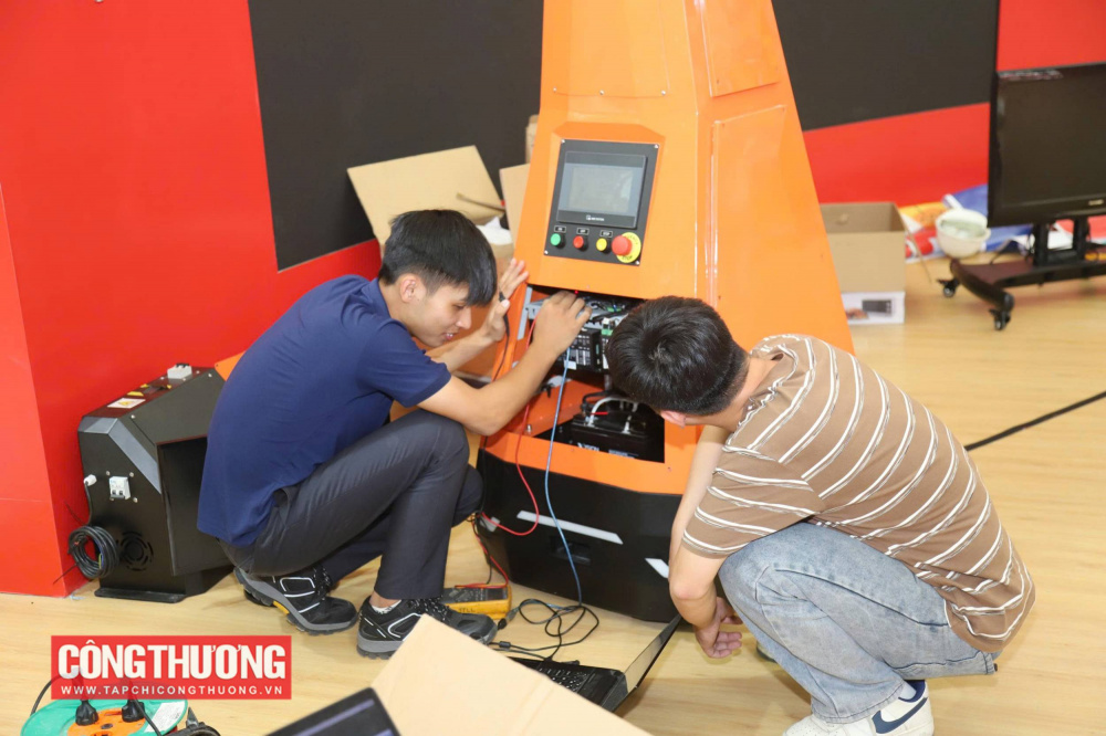 Dù đã được đưa vào vận hành thực tế từ năm 2022, robot tự động của Công ty Thủy điện Sơn La lần đầu được "ra mắt" công chúng tại triển lãm thành tựu quốc gia nhân dịp kỷ niệm 80 năm Ngày Quốc khánh