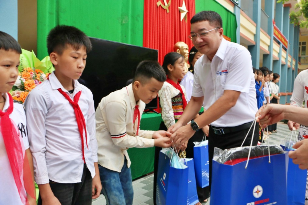 phó giám đốc Thủy điện Trung Sơn trao quà