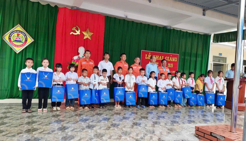 Công đoàn Thủy điện Trung Sơn trao quà