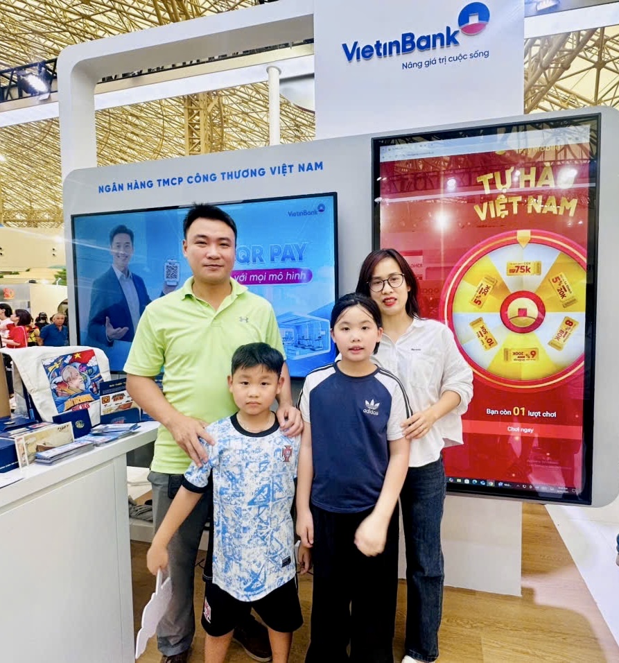 Khách hàng check-in cùng thẻ VietinBank Visa Signature phiên bản giới hạn chào mừng 80 năm Quốc khánh