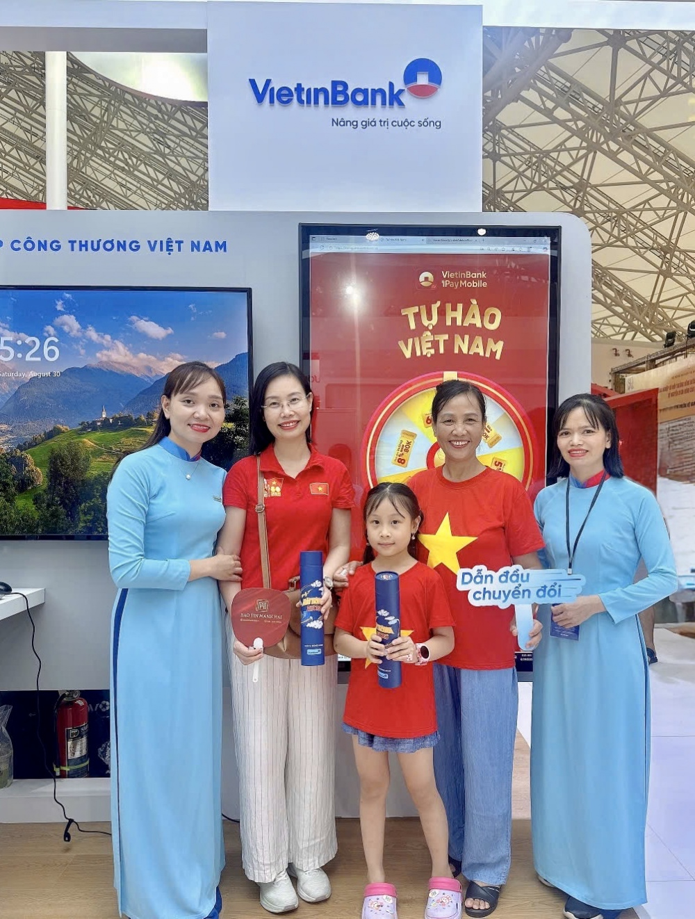 Khách hàng check-in cùng thẻ VietinBank Visa Signature phiên bản giới hạn chào mừng 80 năm Quốc khánh