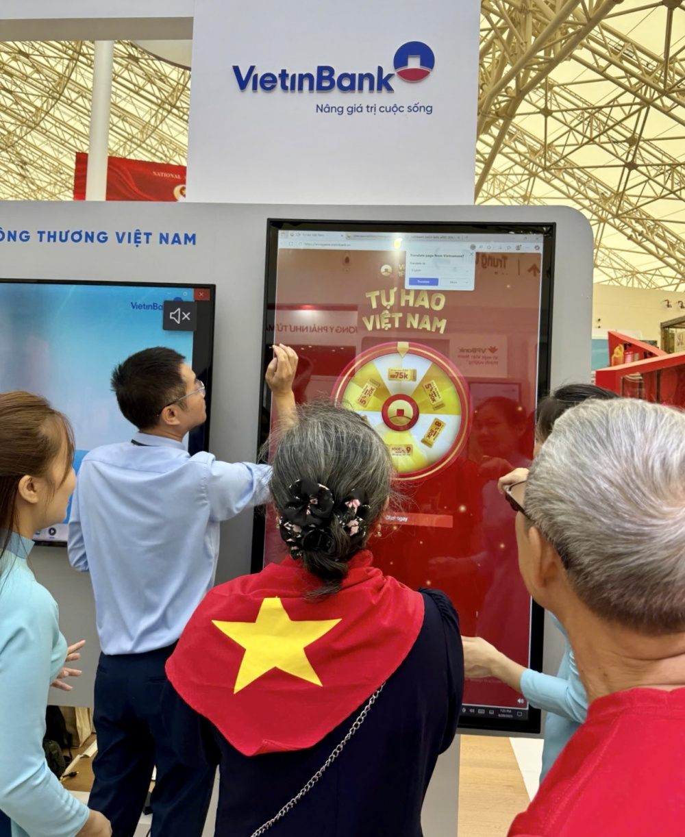 Đông đảo khách hàng tới check-in, trải nghiệm tại gian hàng VietinBank