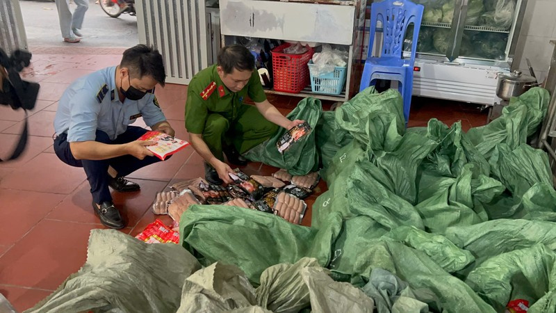 Hà Nội thu giữ gần 1 tấn xúc xích, lạp xưởng không rõ nguồn gốc