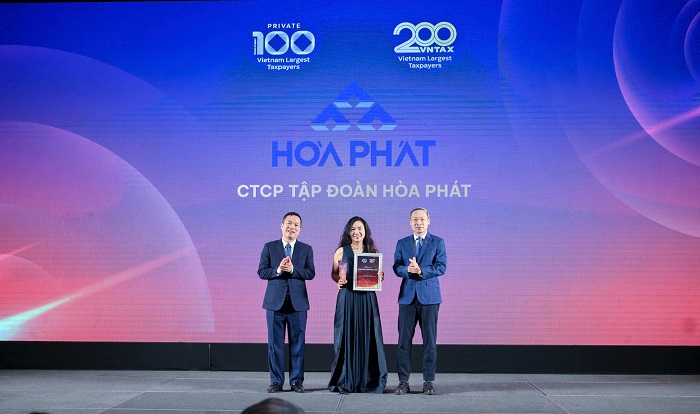 Bà Trần Thị Thu Hiền, Phó Tổng giám đốc Tập đoàn Hòa Phát nhận biểu trưng từ Ban tổ chức.
