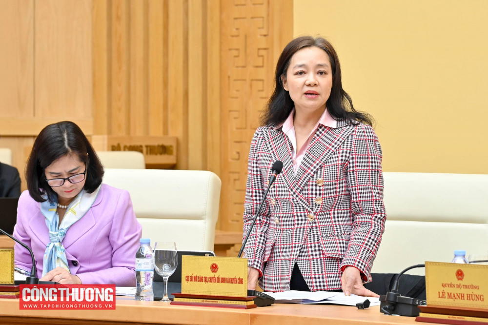 Bà Nguyễn Thị Lâm Giang - Cục trưởng Cục Đổi mới sáng tạo, Chuyển đổi xanh và Khuyến công báo cáo tại Hội nghị