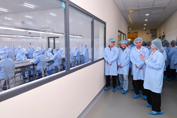 Các đại biểu tham quan cơ sở chế biến yến sào.