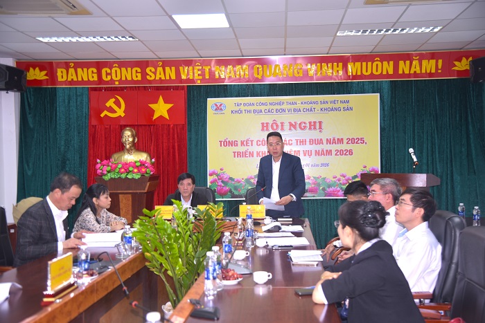 Đồng chí Đào Phương Chung - Phó Giám đốc Công ty Nhôm Đắk Nông - TKV phát biểu tại Hội nghị