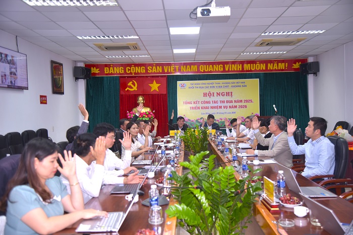 Các đại biểu biểu quyết thông qua đề xuất khen thưởng