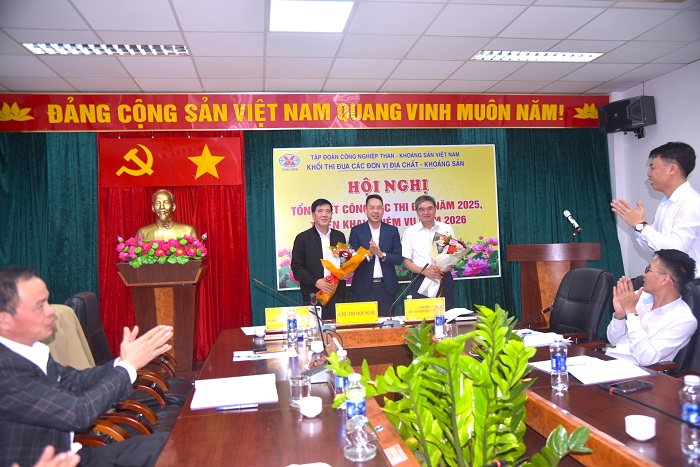 Phó Giám đốc Công ty Nhôm Đắk Nông - TKV Đào Phương Chung cụm trưởng cụm thi đua bàn giao chức cụm trưởng cho đại diện Công ty Đồng Tả Phời - Vinacomin và tặng hoa chúc mừng các đơn vị cụm trưởng, cụm phó Khối Địa chất - Khoáng sản năm 2026.