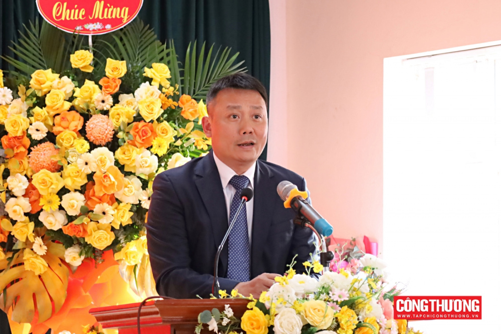 Phó Vụ trưởng Vụ Tổ chức cán bộ Nguyễn Quang Hồng công bố các quyết định sáp nhập trường và công tác cán bộ