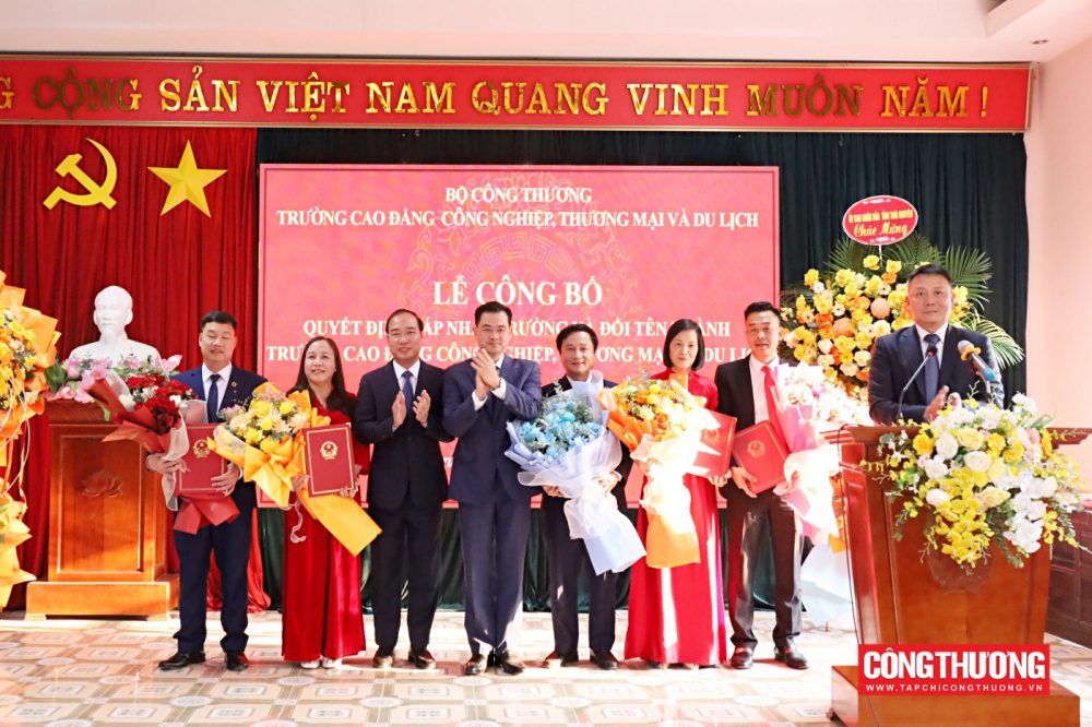 Vụ trưởng Vụ Tổ chức cán bộ Trần Quang Huy và Vụ trưởng Vụ Kế hoạch, Tài chính và Quản lý doanh nghiệp Bùi Huy Sơn chúc mừng ban lãnh đạo của Nhà Trường