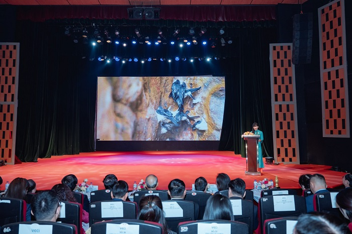 Bà Trịnh Thị Hồng Vân - Chủ tịch HĐTV Công ty Yến sào Khánh Hòa phát biểu tại lễ vinh danh.