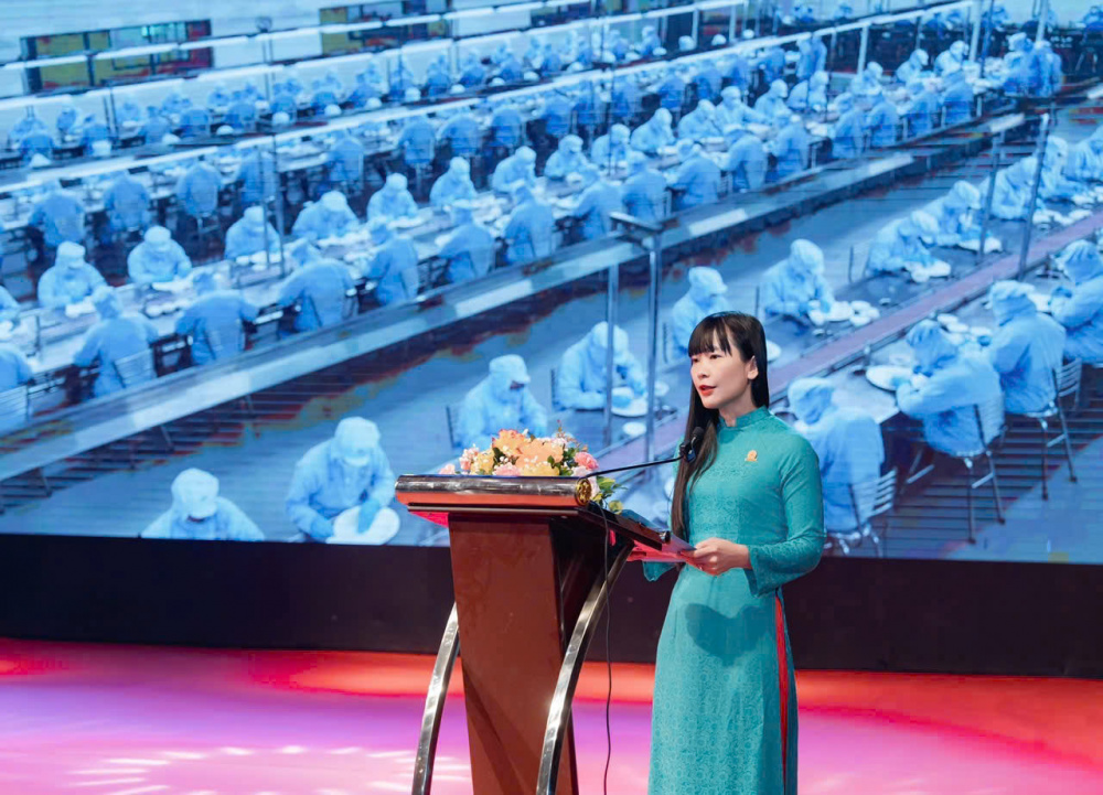 Bà Trịnh Thị Hồng Vân - Chủ tịch HĐTV Công ty Yến sào Khánh Hòa phát biểu tại lễ vinh danh.