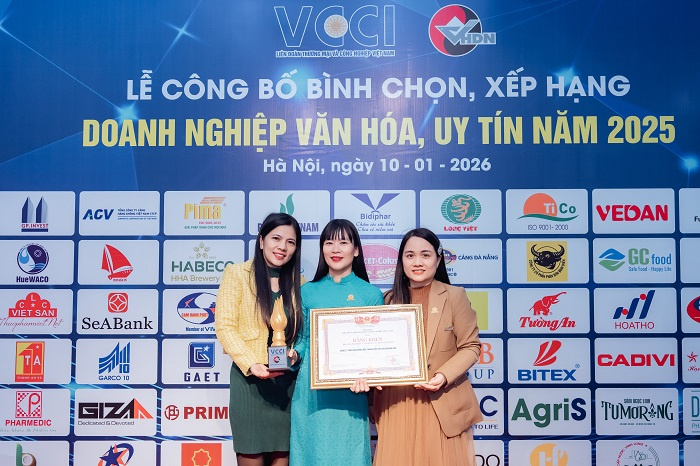 Bà Trịnh Thị Hồng Vân – Chủ tịch HĐTV Công ty Yến sào Khánh Hòa phát biểu tại lễ vinh danh