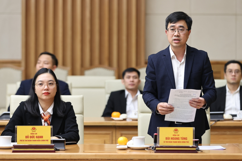 Bí thư Đoàn Thanh niên Chính phủ Bùi Hoàng Tùng báo cáo về Chương trình hành động của Ban Chấp hành Đoàn Thanh niên Chính phủ thực hiện Nghị quyết Đại hội Đoàn Thanh niên Chính phủ lần thứ nhất - Ảnh: VGP/Nhật Bắc