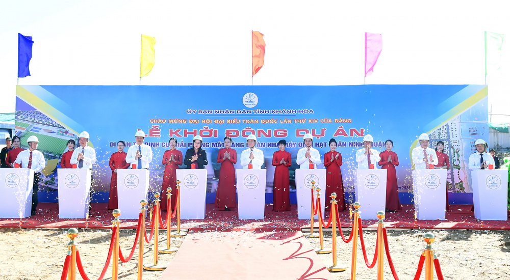 Phó Thủ tướng Bùi Thanh Sơn và các đại biểu thực hiện nghi thức khởi động Dự án thành phần 1: Di dân tái định cư, giải phóng mặt bằng Nhà máy điện hạt nhân Ninh Thuận 1 - Ảnh: VGP