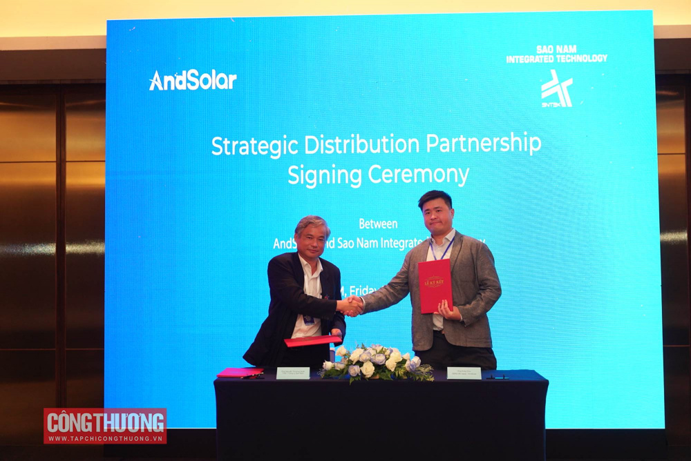 Gi&aacute;m đốc Sao Nam giới thiệu sản phẩm