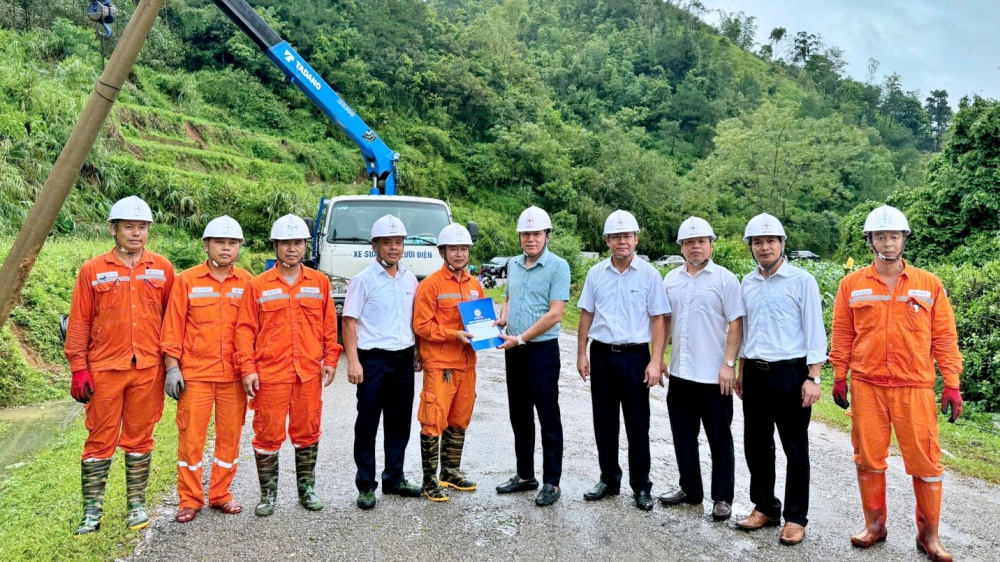 Đồng ch&iacute; B&ugrave;i L&ecirc; Cường động vi&ecirc;n nh&acirc;n vi&ecirc;n khắc phục lưới điện sau b&atilde;o