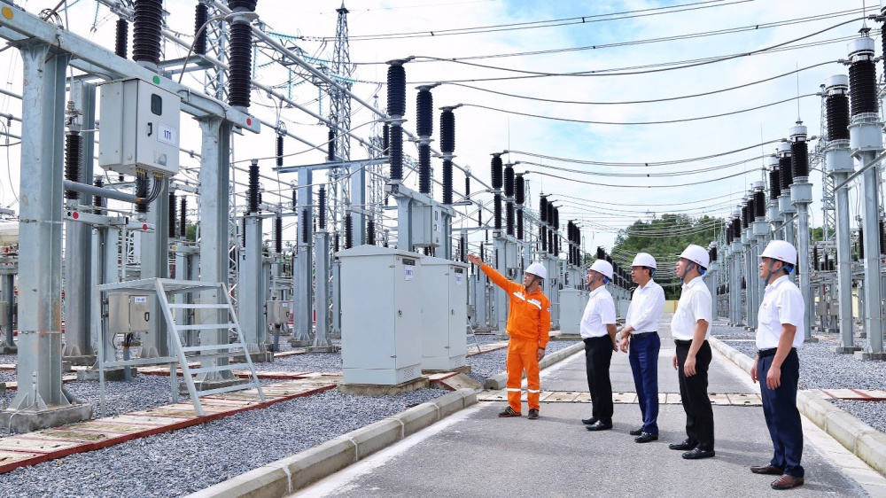 L&atilde;nh đạo EVNNPC kiểm tra hiện trường dự &aacute;n