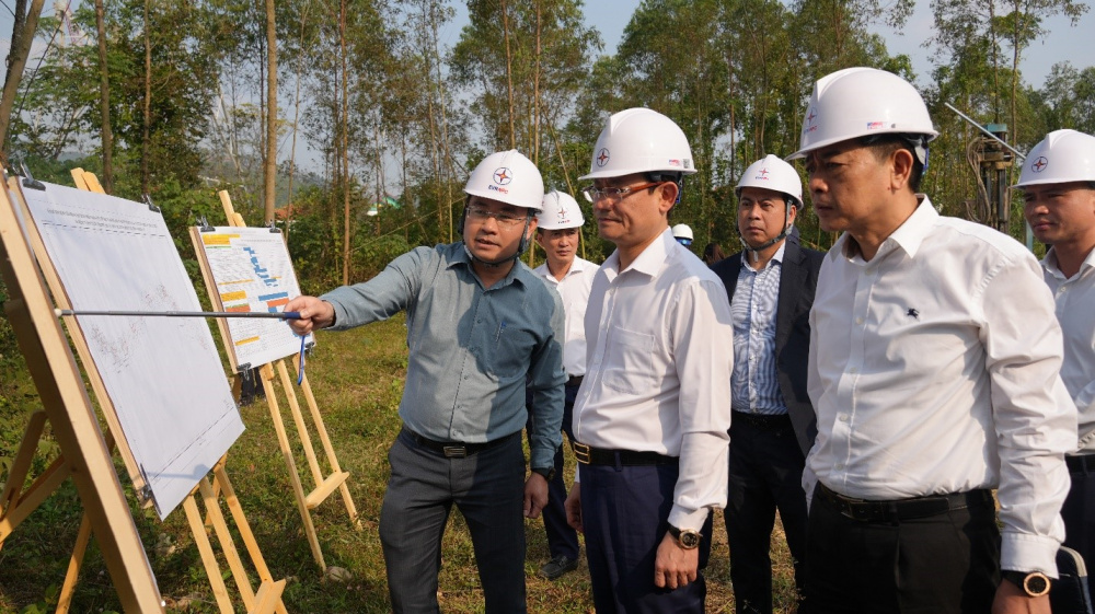 Tổng Gi&aacute;m đốc Nguyễn Đức Thiện kiểm tra c&ocirc;ng tr&igrave;nh xuất tuyến 110kV