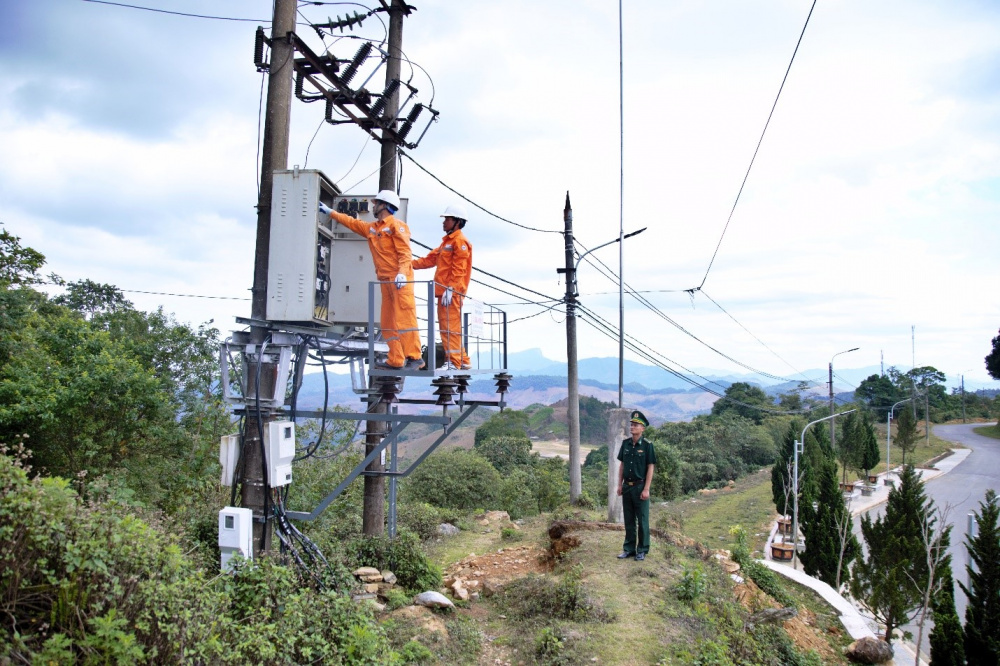 C&aacute;n bộ EVNNPC phối hợp kiểm tra lưới điện bi&ecirc;n giới