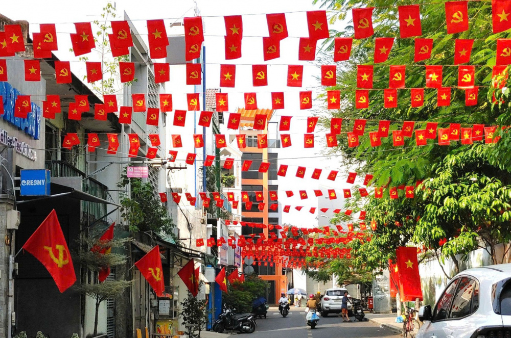 Từ các đại lộ thênh thang đến những con hẻm nhỏ, sắc đỏ hiện diện khắp nơi.