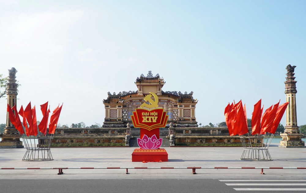Quảng trường trước Trường THPT chuyên Quốc Học - Huế rực rỡ cờ hoa mừng Đại hội XIV của Đảng - Ảnh: VGP
