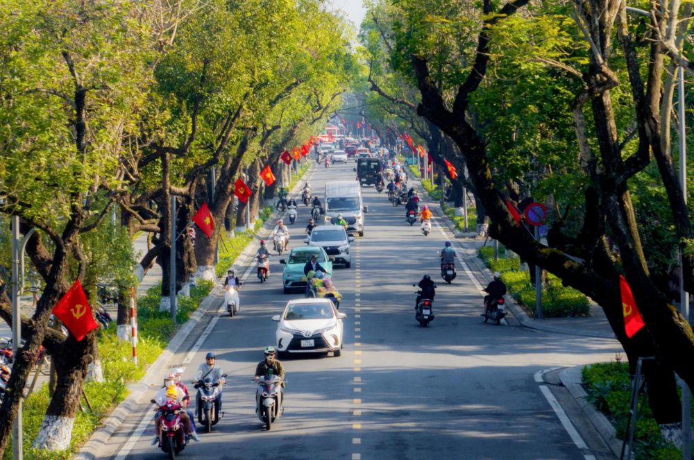 Nhiều tuyến phố trung tâm thành phố Huế được trang trí hướng về Đại hội XIV của Đảng.