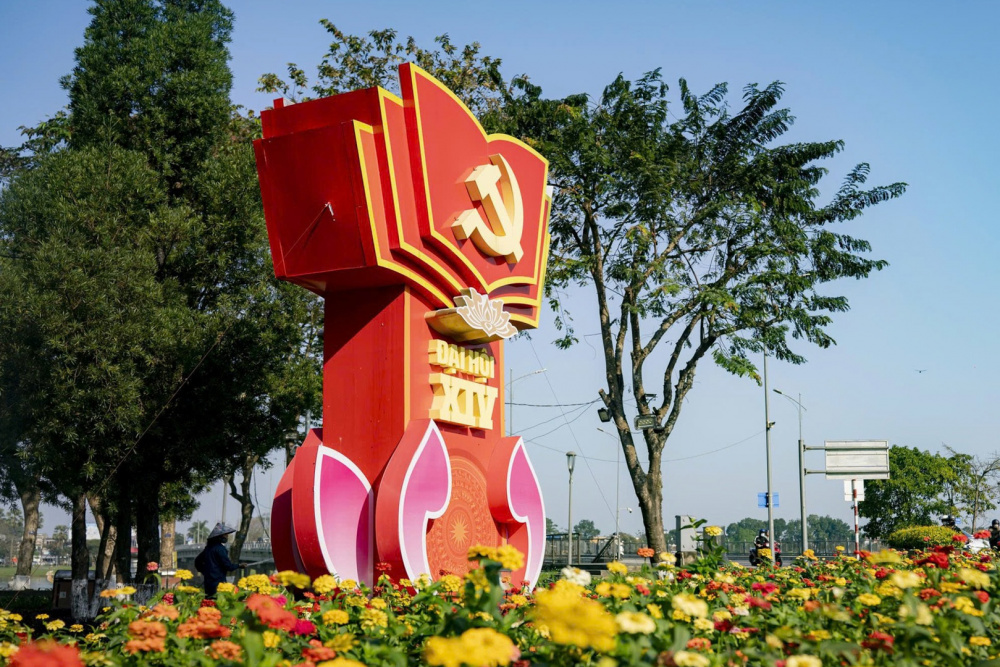 Góc cầu Phú Xuân, TP. Huế được lắp đặt pano, biểu ngữ, cờ hoa chào mừng Đại hội XIV của Đảng - Ảnh: VGP