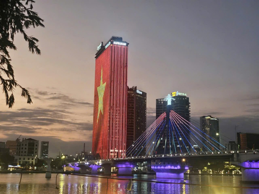 Hình ảnh quốc kỳ rực rỡ trên một tòa cao ốc bên sông Hàn