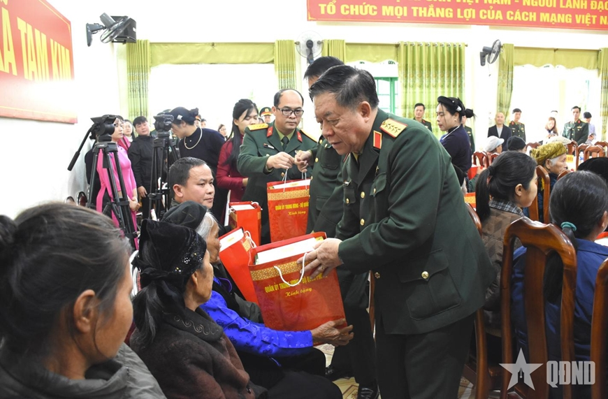 Quân đội _ Đại tướng Nguyễn Trọng Nghĩa trao quà tặng các gia đình chính sách, người có công trên địa bàn tỉnh Cao Bằng.