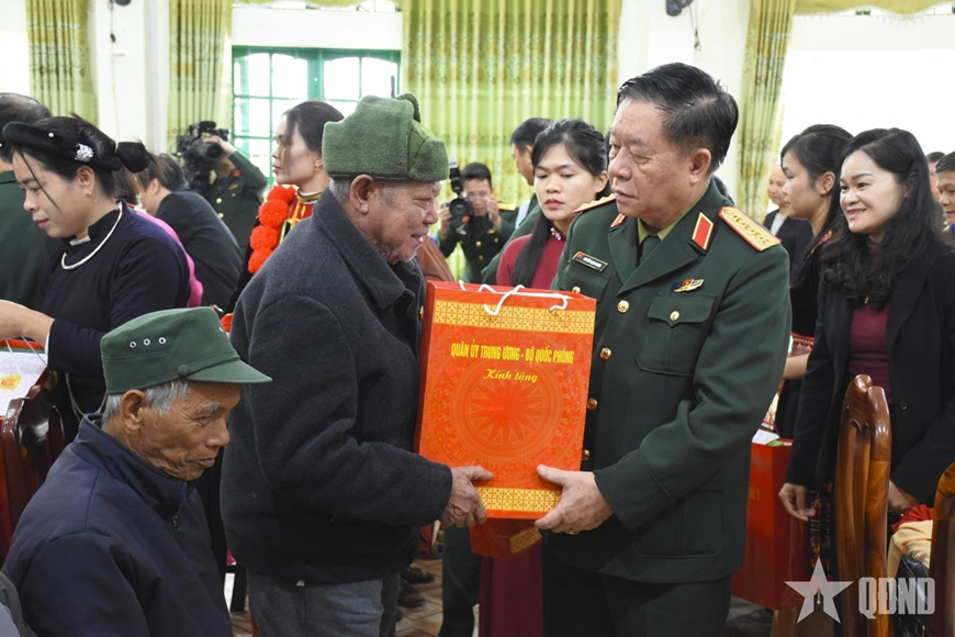 Đại tướng Nguyễn Trọng Nghĩa trao quà tặng các gia đình chính sách, người có công trên địa bàn tỉnh Cao Bằng.