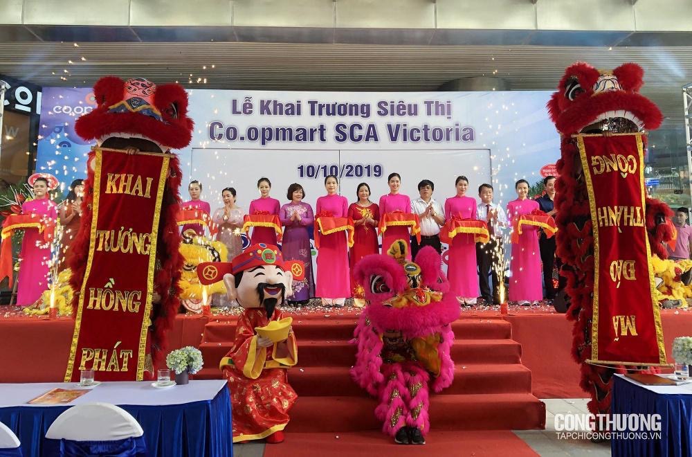 Ngày 10/10/2019, Liên hiệp Hợp tác xã Thương mại TP. Hồ Chí Minh (Saigon Co.op) đưa vào hoạt động 3 siêu thị Co.opmart SCA đầu tiên tại Hà Nội, góp phần nâng tổng số siêu thị trên toàn quốc của Saigon Co.op lên con số 116 ở thời điểm đó. (Ảnh: Tạp chí Công Thương)