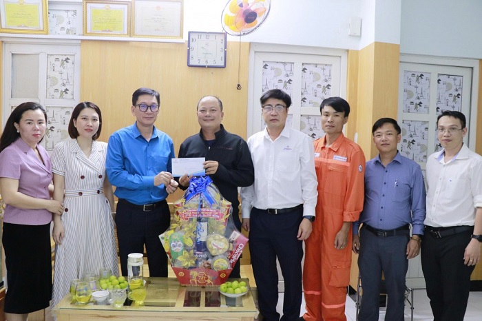 Ông Vũ Quang Sáng - Chủ tịch Công đoàn EVNGENCO3 và Ông Văng Thanh Hùng - Chủ tịch Công đoàn Công ty Nhiệt điện Vĩnh Tân tặng quà cho đoàn viên Phạm Hoàng Nhật