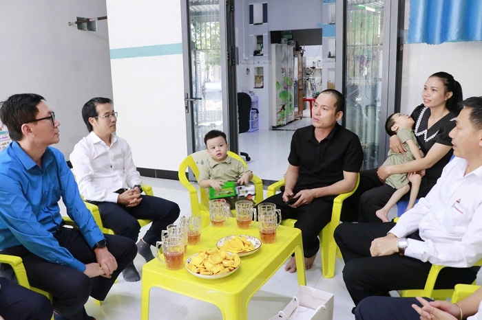 Đoàn Công tác của Công đoàn EVNGENCO3 và Công ty EPS thăm hỏi, động viên gia đình các đoàn viên bị ảnh hưởng bão lũ và có con cái bị bệnh