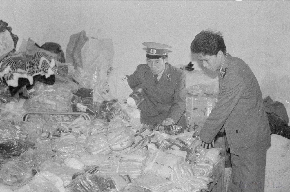 X:\2025\Emagazen\Sep Thu\Lịch sử Quản lý thị trường\Lực lượng QLTT kiểm tra các mặt hàng thời trang.jpg