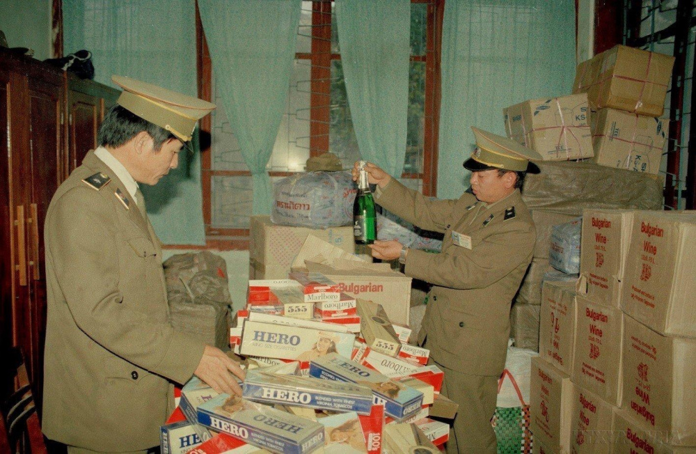 X:\2025\Emagazen\Sep Thu\Lịch sử Quản lý thị trường\Lực lượng QLTT kiểm tra, phát hiện và thu giữ lô rượu và thuốc lá nhập lậu.jpg