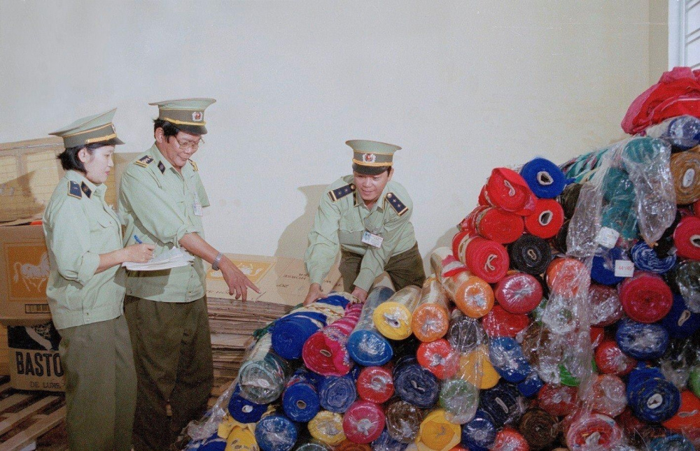 X:\2025\Emagazen\Sep Thu\Lịch sử Quản lý thị trường\Lực lượng Quản lý thị trường kiểm tra vải tại một cơ sở kinh doanh.jpg